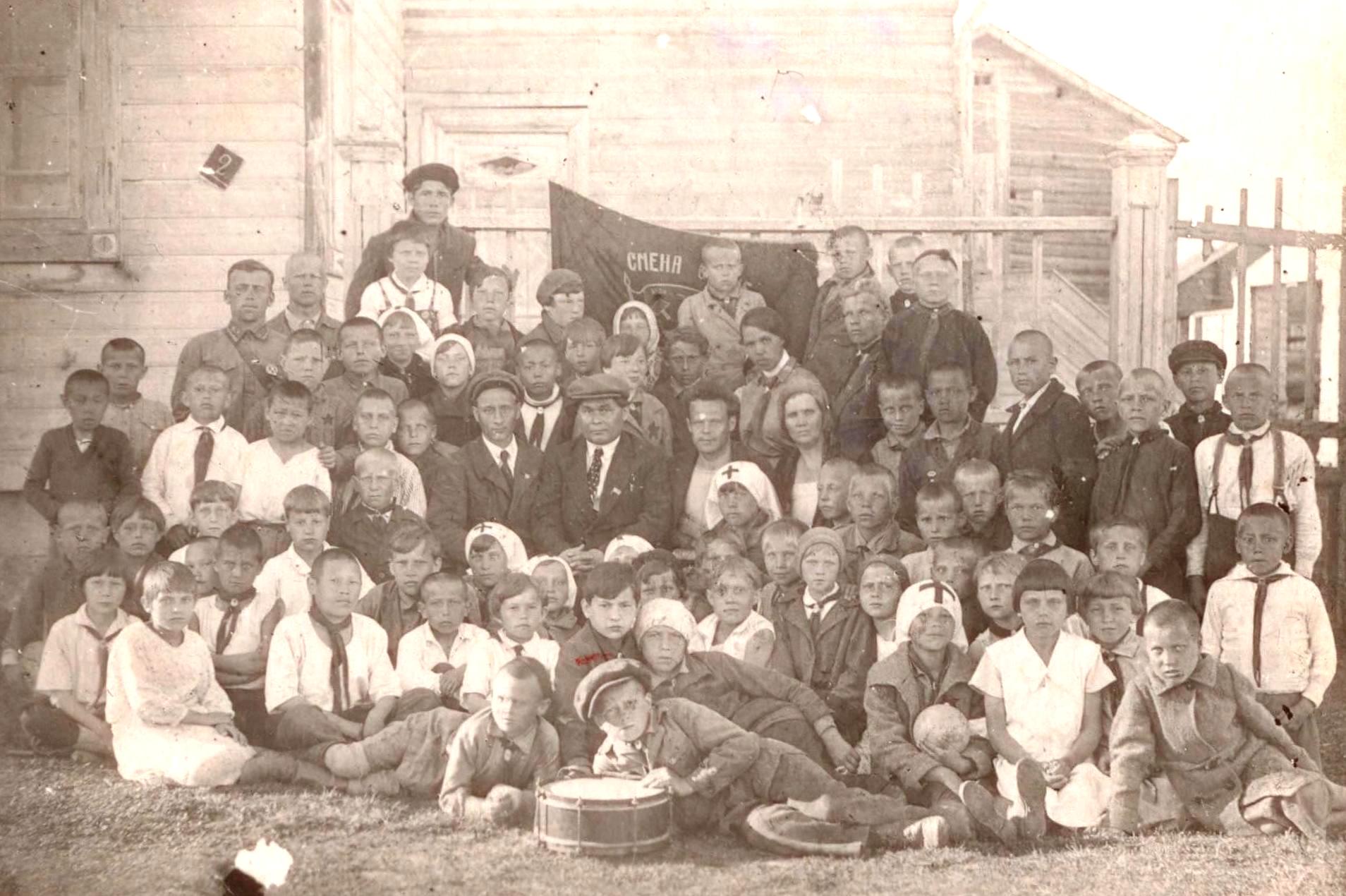 Учащиеся в пионерском лагере в с. Великовисочном 