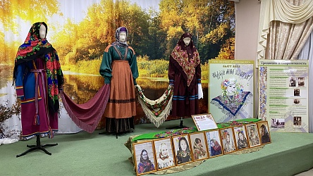 В Тельвиске гостит музейная выставка «Подари мне платок»